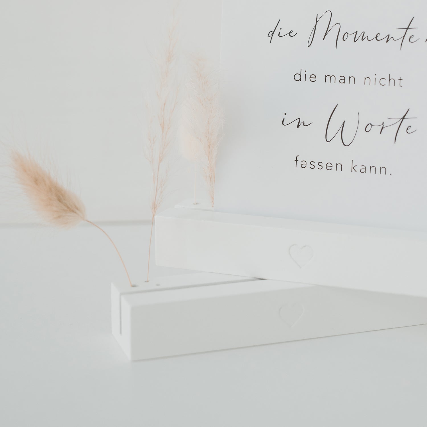 weißer Blumenständer mit Postkarte und Trockenblumen